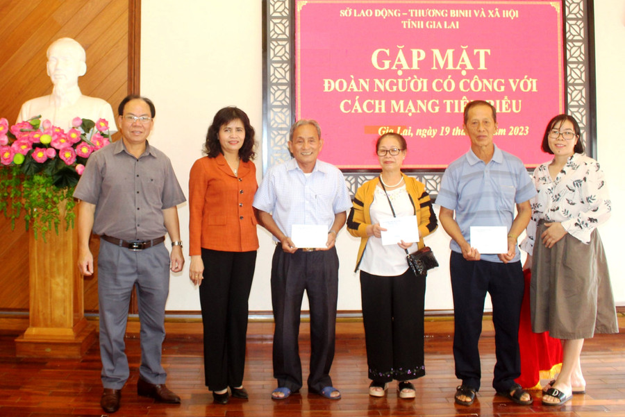 Bà Rcom Sa Duyên (thứ 2 từ trái sang)-Giám đốc Sở Lao động-Thương binh và Xã hội gặp mặt đoàn đại biểu đi dự hội nghị biểu dương người có công tiêu biểu toàn quốc. Ảnh: Đinh Yến Bà Rcom Sa Duyên (thứ 2 từ trái sang)-Giám đốc Sở Lao động-Thương binh và Xã hội gặp mặt đoàn đại biểu đi dự hội nghị biểu dương người có công tiêu biểu toàn quốc. Ảnh: Đinh Yến