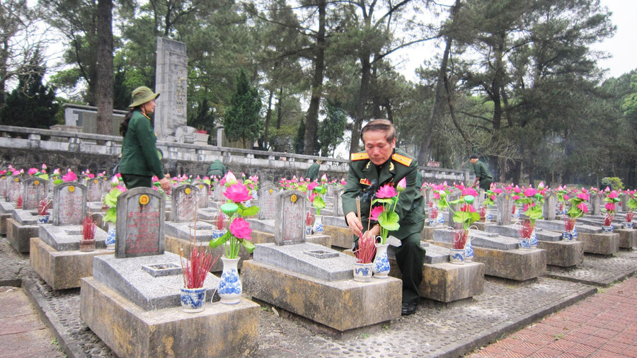Các cựu chiến binh thăm đồng đội yên nghỉ tại Nghĩa trang liệt sĩ Quốc gia Trường Sơn. Ảnh: Khắc Niên