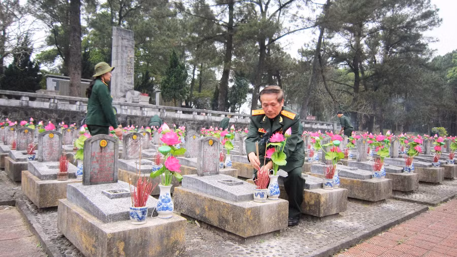 Các cựu chiến binh thăm đồng đội yên nghỉ tại Nghĩa trang liệt sĩ Quốc gia Trường Sơn. Ảnh: Khắc Niên