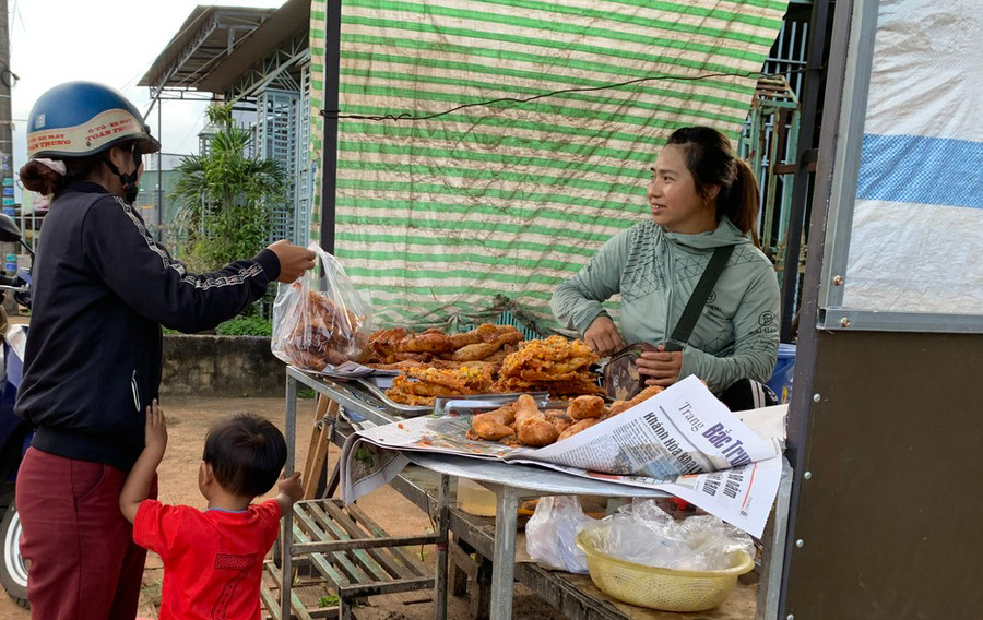 Mỗi ngày, chị Lâm Thị Kim Cúc (thôn 2, xã Thăng Hưng, huyện Chư Prông) kiếm được gần 150 ngàn đồng từ công việc bán bánh chuối chiên. Ảnh: Nhật Hào Mỗi ngày, chị Lâm Thị Kim Cúc (thôn 2, xã Thăng Hưng, huyện Chư Prông) kiếm được gần 150 ngàn đồng từ công việc bán bánh chuối chiên. Ảnh: Nhật Hào