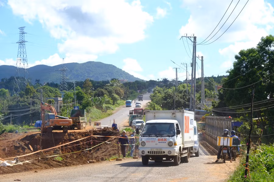 Nhiều đoạn tuyến trên quốc lộ 19 thi công chậm tiến độ. Ảnh: Hạ Vy