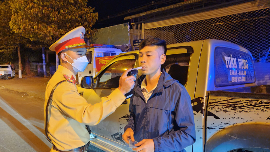 Quyết liệt xử lý người điều khiển phương tiện giao thông vi phạm nồng độ cồn là giải pháp quan trọng kéo giảm tai nạn giao thông. Ảnh: Bá Bính Quyết liệt xử lý người điều khiển phương tiện giao thông vi phạm nồng độ cồn là giải pháp quan trọng kéo giảm tai nạn giao thông. Ảnh: Bá Bính