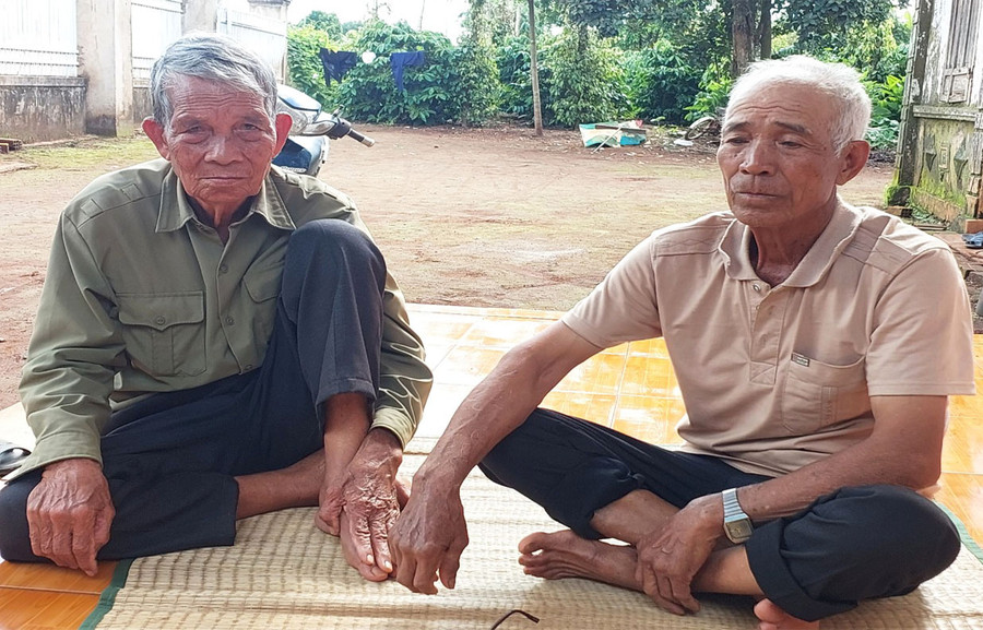 Ông Hyưr (bìa phải) tuyên truyền, vận động dân làng chăm lo phát triển kinh tế gia đình. Ảnh: Nguyễn Hồng Ông Hyưr (bìa phải) tuyên truyền, vận động dân làng chăm lo phát triển kinh tế gia đình. Ảnh: Nguyễn Hồng