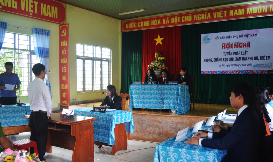Quang cảnh hội nghị tư vấn pháp luật, phòng-chống bạo lực, xâm hại phụ nữ và trẻ em ở xã Ia Pết. Ảnh: Anh Huy Quang cảnh hội nghị tư vấn pháp luật, phòng-chống bạo lực, xâm hại phụ nữ và trẻ em ở xã Ia Pết. Ảnh: Anh Huy