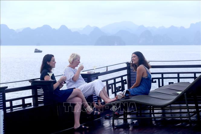 Du khách nước ngoài thưởng ngoạn phong cảnh vịnh Hạ Long trên tàu du lịch. Ảnh: Huy Hùng/TTXVN Du khách nước ngoài thưởng ngoạn phong cảnh vịnh Hạ Long trên tàu du lịch. Ảnh: Huy Hùng/TTXVN