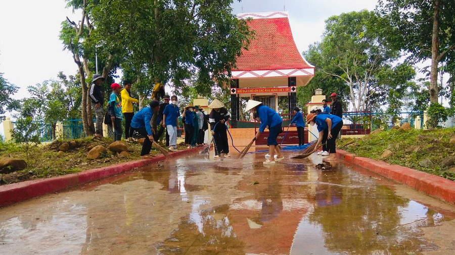 Đoàn xã Dun (huyện Chư Sê) dọn dẹp vệ sinh khuôn viên Nhà bia tưởng niệm liệt sĩ trên địa bàn xã. Ảnh: Phan Lài Đoàn xã Dun (huyện Chư Sê) dọn dẹp vệ sinh khuôn viên Nhà bia tưởng niệm liệt sĩ trên địa bàn xã. Ảnh: Phan Lài
