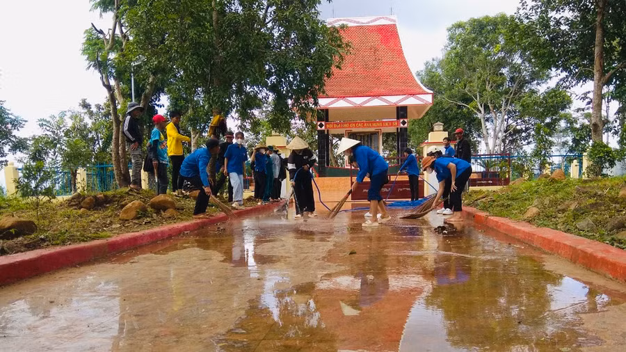 Đoàn xã Dun (huyện Chư Sê) dọn dẹp vệ sinh khuôn viên Nhà bia tưởng niệm liệt sĩ trên địa bàn xã. Ảnh: Phan Lài Đoàn xã Dun (huyện Chư Sê) dọn dẹp vệ sinh khuôn viên Nhà bia tưởng niệm liệt sĩ trên địa bàn xã. Ảnh: Phan Lài