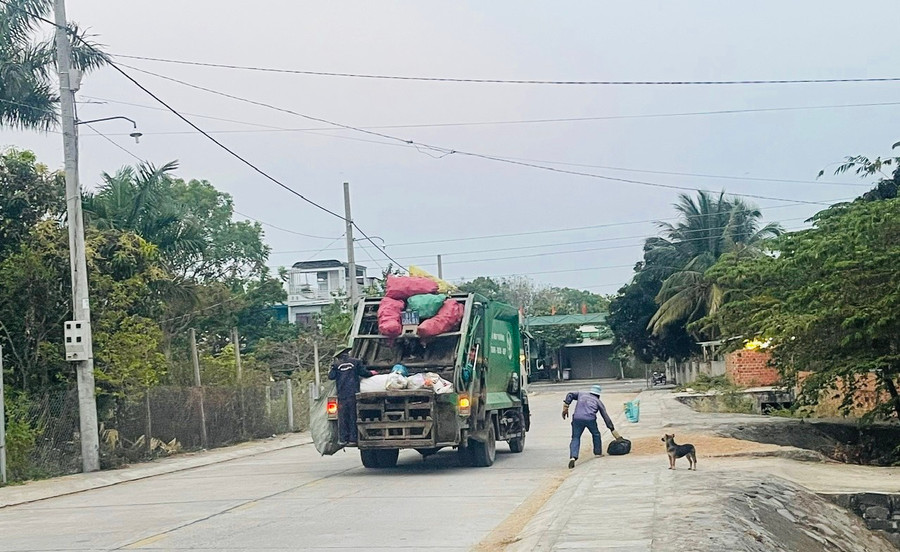 Xe chuyên dụng của Ban Quản lý dịch vụ công ích thị xã thu gom rác thải do người dân bỏ sẵn trước cửa nhà. Ảnh: Vũ Chi Xe chuyên dụng của Ban Quản lý dịch vụ công ích thị xã thu gom rác thải do người dân bỏ sẵn trước cửa nhà. Ảnh: Vũ Chi