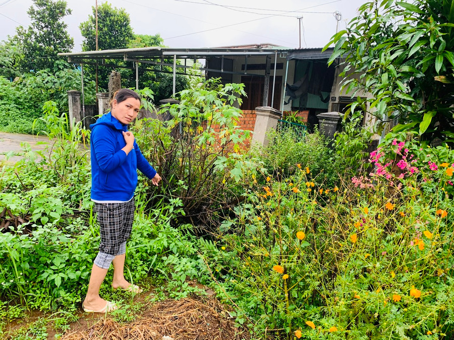 Bà Nguyễn Thị Nhành chỉ tay về con mương giữa đất nhà bà và hộ ông Khánh. Ảnh: Hồng Thương