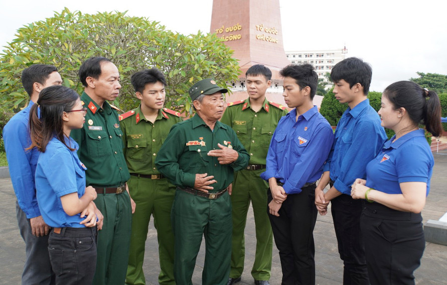 Ông Trần Văn Thu (ở giữa)-Chi hội trưởng Chi hội Cựu chiến binh tổ dân phố 8 (phường Ia Kring, TP. Pleiku) nói chuyện truyền thống với đoàn viên, thanh niên. Ảnh: Đ.T Ông Trần Văn Thu (ở giữa)-Chi hội trưởng Chi hội Cựu chiến binh tổ dân phố 8 (phường Ia Kring, TP. Pleiku) nói chuyện truyền thống với đoàn viên, thanh niên. Ảnh: Đ.T