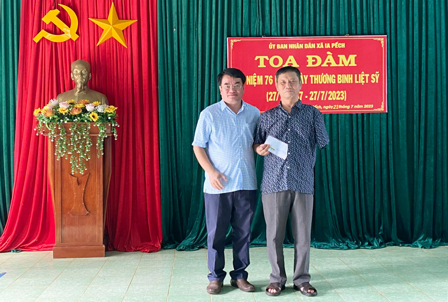 Bí thư Huyện ủy Ia Grai Tống Thới Mốc (bên trái) tặng quà cho đối tượng chính sách tại xã Ia Pếch. Ảnh: Phương Lộc