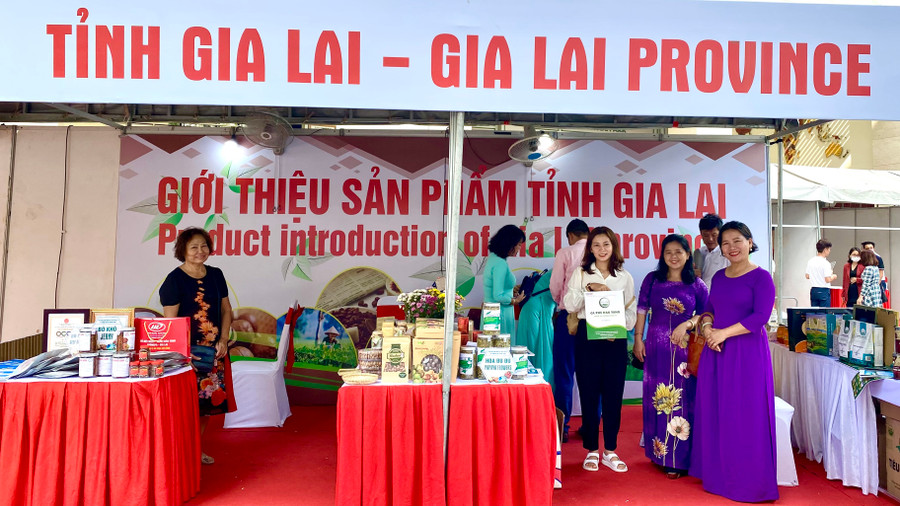 Việc tham gia trưng bày, quảng bá sản phẩm góp phần giúp doanh nghiệp mở rộng thị trường, có thêm đối tác mới. Ảnh: Hà Duy