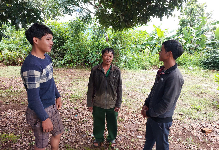 Ông Rlan Pit đứng giữa) tuyên truyền, trao đổi công việc cùng những người trẻ. Ảnh: Nguyễn Hồng Ông Rlan Pit đứng giữa) tuyên truyền, trao đổi công việc cùng những người trẻ. Ảnh: Nguyễn Hồng