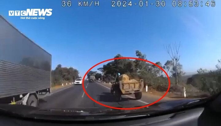 Xe công nông ì ạch trên quốc lộ. Xe công nông ì ạch trên quốc lộ.