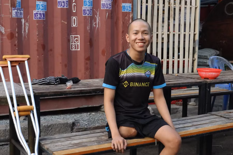 Dù phải đối mặt với căn bệnh quái ác nhưng Anh luôn lạc quan Dù phải đối mặt với căn bệnh quái ác nhưng Anh luôn lạc quan