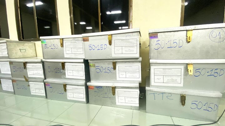 Tài liệu liên quan đến sai phạm của Trung tâm Đăng kiểm 50-15D tại cơ quan điều tra. (Ảnh Công an cung cấp)