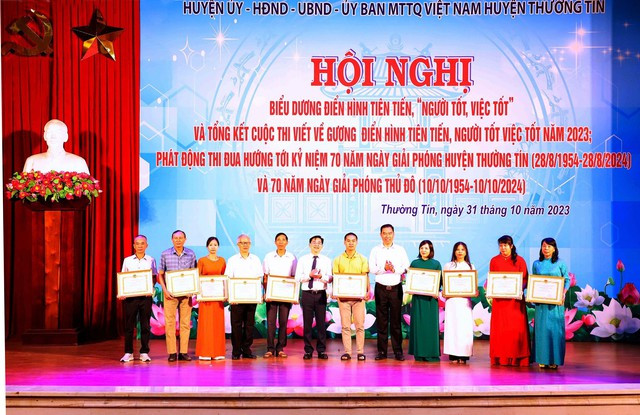 Anh Phạm Văn Hiếu (thứ 6 từ phải sang) nhận danh hiệu “Người tốt, việc tốt” năm 2023 của UBND TP Hà Nội Anh Phạm Văn Hiếu (thứ 6 từ phải sang) nhận danh hiệu “Người tốt, việc tốt” năm 2023 của UBND TP Hà Nội