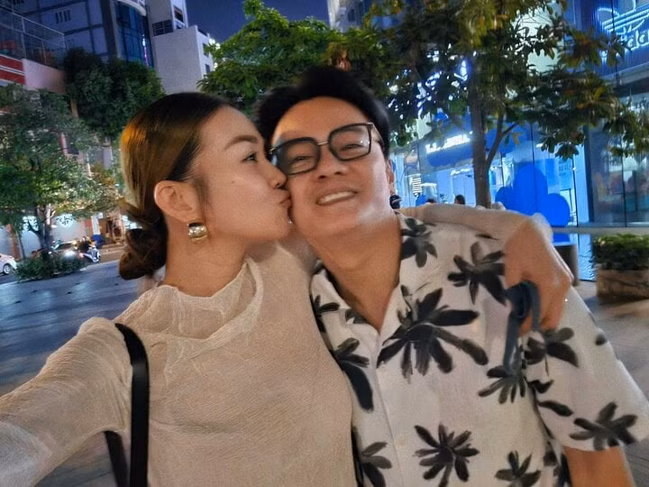 Thanh Hằng cũng không lên kế hoạch sinh con mà để mọi thứ thuận theo tự nhiên. Siêu mẫu mong có cặp song sinh như hai bé Leon, Lisa của vợ chồng Hồ Ngọc Hà - bạn thân cô.