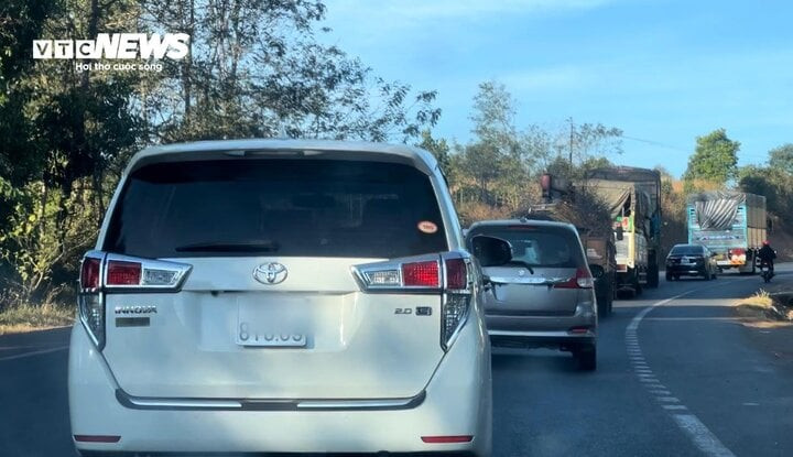 Đoàn xe nối đuôi "bò" trên QL14 vì "chướng ngại vật" xe công nông phía trước. Đoàn xe nối đuôi "bò" trên QL14 vì "chướng ngại vật" xe công nông phía trước.