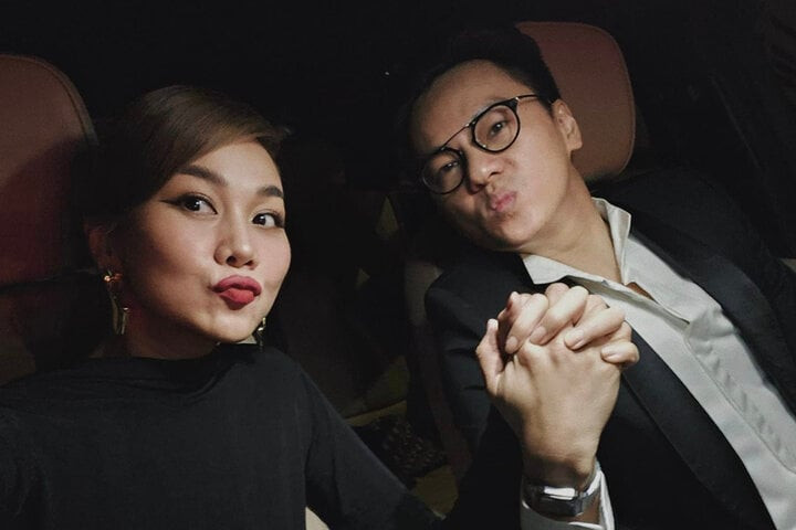 Sau thời gian về chung nhà, cuộc sống của Thanh Hằng có nhiều thay đổi tích cực. Cô liên tục đăng ảnh hạnh phúc, ngọt ngào bên chồng nhạc trưởng. "Mỗi khi đi làm về có người mở cửa xe, lấy đồ, rót một ly nước hay chuẩn bị bữa ăn tối là tôi thấy hạnh phúc", Thanh Hằng từng tâm sự. Sau thời gian về chung nhà, cuộc sống của Thanh Hằng có nhiều thay đổi tích cực. Cô liên tục đăng ảnh hạnh phúc, ngọt ngào bên chồng nhạc trưởng. "Mỗi khi đi làm về có người mở cửa xe, lấy đồ, rót một ly nước hay chuẩn bị bữa ăn tối là tôi thấy hạnh phúc", Thanh Hằng từng tâm sự.