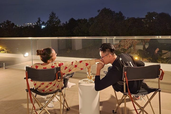 Thời gian rảnh, vợ chồng Thanh Hằng đi cà phê, du lịch hay cùng nhau tập luyện thể thao. Từ khi lấy chồng, người mẫu thấy bản thân có nhiều thay đổi, trở nên nữ tính, mềm mỏng hơn. Cô học được ở Nhật Minh cách luôn giữ điềm tĩnh trong mọi tình huống. Thời gian rảnh, vợ chồng Thanh Hằng đi cà phê, du lịch hay cùng nhau tập luyện thể thao. Từ khi lấy chồng, người mẫu thấy bản thân có nhiều thay đổi, trở nên nữ tính, mềm mỏng hơn. Cô học được ở Nhật Minh cách luôn giữ điềm tĩnh trong mọi tình huống.