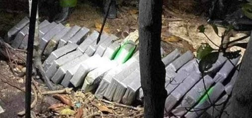 Những chiếc túi nylon nghi chứa ma túy Những chiếc túi nylon nghi chứa ma túy