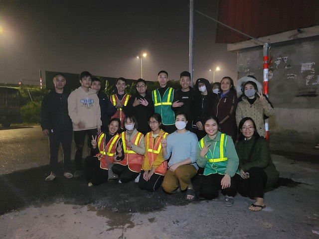 Nhóm bạn trẻ sát cánh cùng anh Hiếu vá đường đã được 7 năm nay (anh Hiếu đứng ngoài cùng bên trái) Nhóm bạn trẻ sát cánh cùng anh Hiếu vá đường đã được 7 năm nay (anh Hiếu đứng ngoài cùng bên trái)