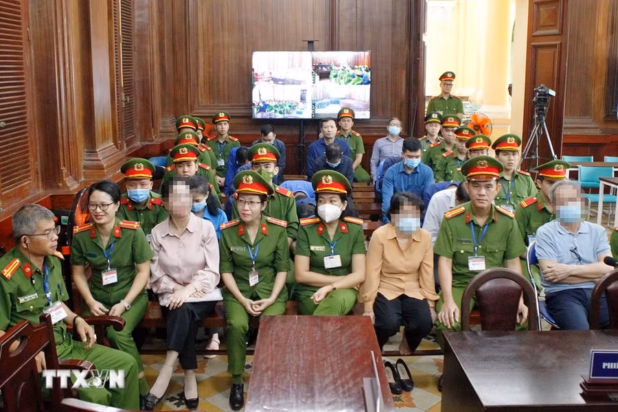 Các bị cáo tại phiên tòa xét xử sơ thẩm vụ án Vạn Thịnh Phát ngày 27/3. (Ảnh: Thanh Vũ/TTXVN)