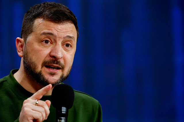 Tổng thống Ukraine Volodymyr Zelensky thừa nhận binh sĩ của ông sẽ phải rút lui nếu không có viện trợ từ Mỹ. Ảnh: Reuters Tổng thống Ukraine Volodymyr Zelensky thừa nhận binh sĩ của ông sẽ phải rút lui nếu không có viện trợ từ Mỹ. Ảnh: Reuters