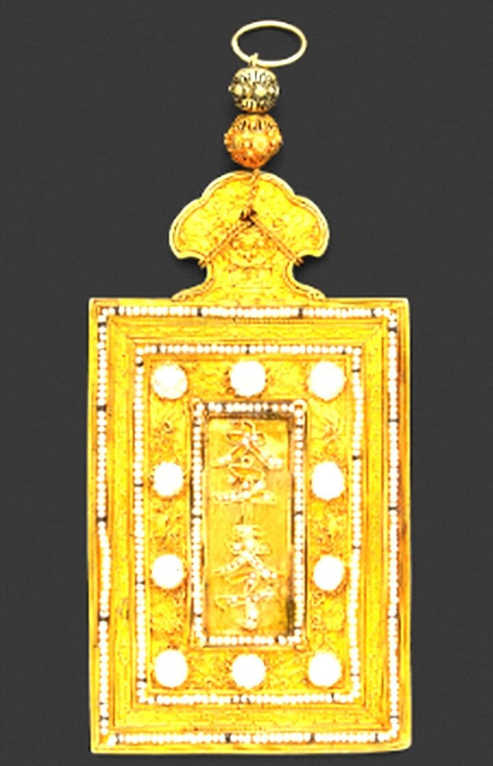 Kim bài của vua Khải Định (Ảnh: Drouot.com) Kim bài của vua Khải Định (Ảnh: Drouot.com)