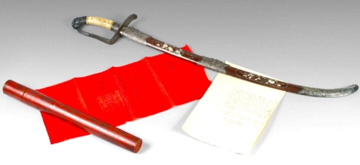 Kiếm của vua Hàm Nghi tặng Tổng Chỉ huy quân đội Pháp ở Việt Nam Brière de l'Isle (Ảnh: Drouot.com) Kiếm của vua Hàm Nghi tặng Tổng Chỉ huy quân đội Pháp ở Việt Nam Brière de l'Isle (Ảnh: Drouot.com)