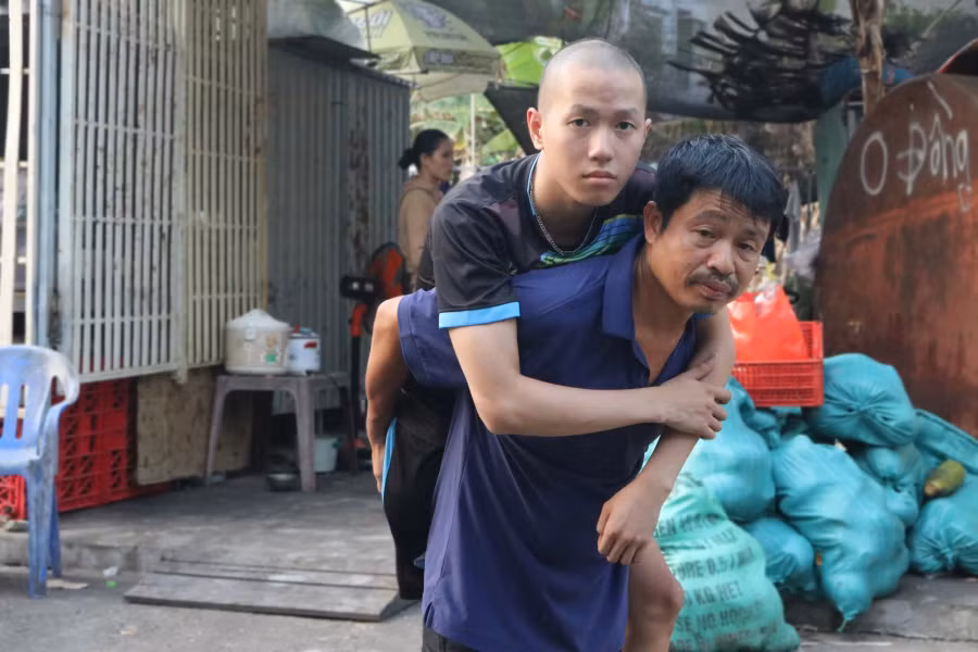 Từ ngày con trai mắc bệnh ung thư xương, ông Lăng dành trọn thời gian chăm sóc con Từ ngày con trai mắc bệnh ung thư xương, ông Lăng dành trọn thời gian chăm sóc con