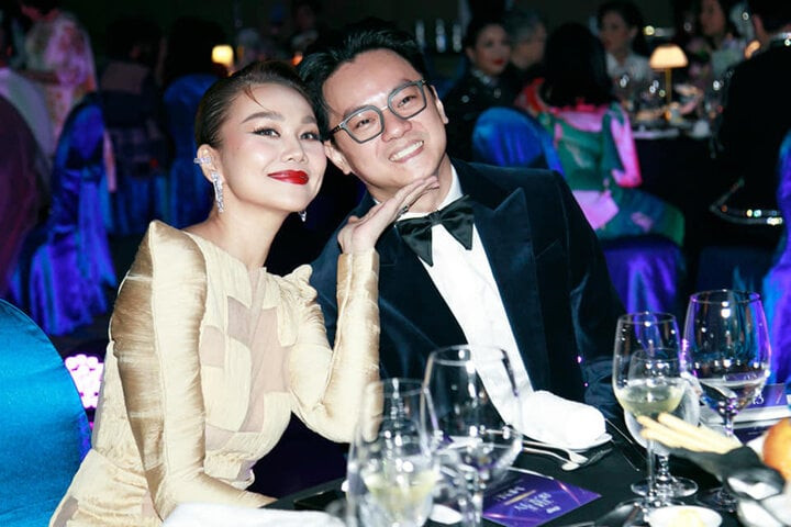 Trong một đoạn clip ngắn nữ siêu mẫu chia sẻ trên trang cá nhân, khi được hỏi ai đẹp nhất tại sự kiện, chồng Thanh Hằng dịu dàng nắm tay cô nói: "Vợ anh đẹp nhất". Câu trả lời của chồng khiến người đẹp cười tươi. Trong một đoạn clip ngắn nữ siêu mẫu chia sẻ trên trang cá nhân, khi được hỏi ai đẹp nhất tại sự kiện, chồng Thanh Hằng dịu dàng nắm tay cô nói: "Vợ anh đẹp nhất". Câu trả lời của chồng khiến người đẹp cười tươi.