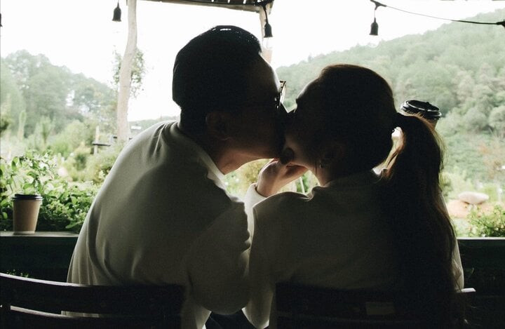 Sau kết hôn, nữ siêu mẫu ngày càng cởi mở trong việc chia sẻ cuộc sống đời tư. Sự viên mãn, hạnh phúc của Thanh Hằng sau khi làm vợ khiến nhiều khán giả ngưỡng mộ. Sau kết hôn, nữ siêu mẫu ngày càng cởi mở trong việc chia sẻ cuộc sống đời tư. Sự viên mãn, hạnh phúc của Thanh Hằng sau khi làm vợ khiến nhiều khán giả ngưỡng mộ.