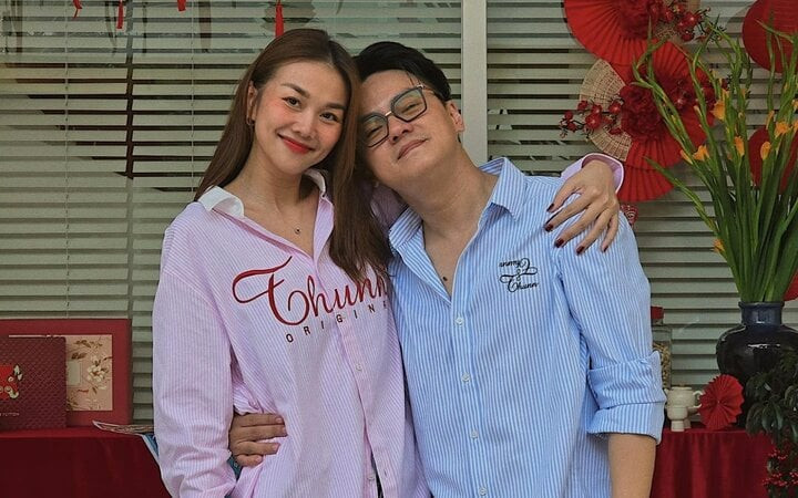 Hiện tại, nữ siêu mẫu sống cùng ông xã Nhật Minh tại nhà riêng. Cô luôn làm tròn hiếu nghĩa với hai bên bố mẹ. Người đẹp không áp lực chuyện làm dâu vì tin bản thân dung hòa được các mối quan hệ để đối nội, đối ngoại, khắc phục khoảng cách thế hệ. Hiện tại, nữ siêu mẫu sống cùng ông xã Nhật Minh tại nhà riêng. Cô luôn làm tròn hiếu nghĩa với hai bên bố mẹ. Người đẹp không áp lực chuyện làm dâu vì tin bản thân dung hòa được các mối quan hệ để đối nội, đối ngoại, khắc phục khoảng cách thế hệ.