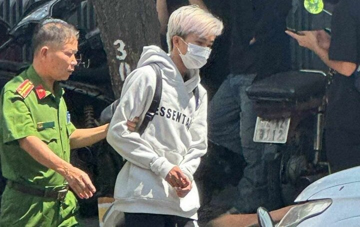 Nguyễn Hoàng Khang bị bắt giữ khi đang nhận số tiền 65 triệu đồng từ gia đình anh Vinh. Nguyễn Hoàng Khang bị bắt giữ khi đang nhận số tiền 65 triệu đồng từ gia đình anh Vinh.