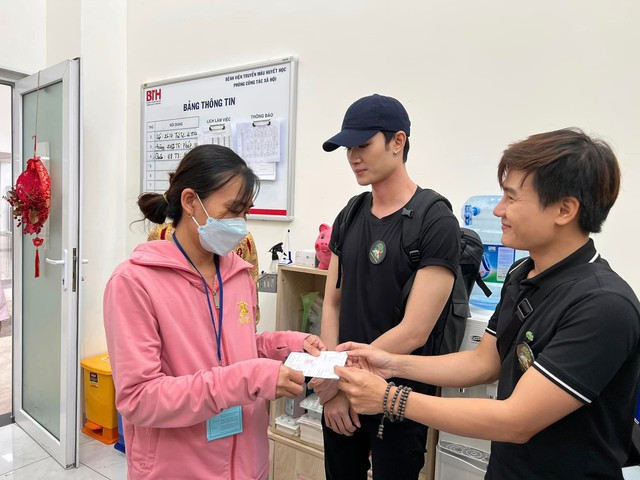 Trao biên lai viện phí cho người nhà bệnh nhi Trao biên lai viện phí cho người nhà bệnh nhi