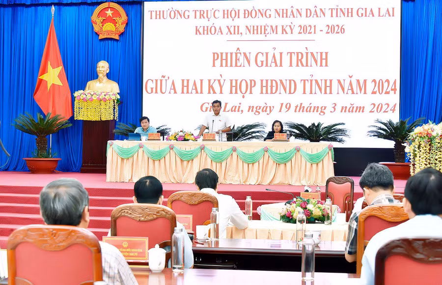Các ông, bà Thường trực HĐND tỉnh điều hành phiên giải trình. Ảnh: Đ.T