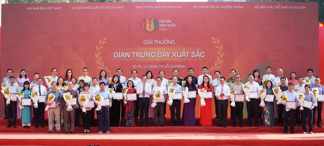 Phó Thủ tướng Chính phủ Trần Lưu Quang; nhà báo Lê Quốc Minh, Chủ tịch Hội Nhà báo Việt Nam, trao giải Gian trưng bày xuất sắc cho các đơn vị Phó Thủ tướng Chính phủ Trần Lưu Quang; nhà báo Lê Quốc Minh, Chủ tịch Hội Nhà báo Việt Nam, trao giải Gian trưng bày xuất sắc cho các đơn vị