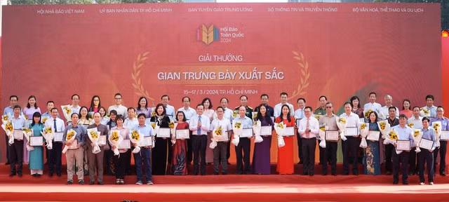 Phó Thủ tướng Chính phủ Trần Lưu Quang; nhà báo Lê Quốc Minh, Chủ tịch Hội Nhà báo Việt Nam, trao giải Gian trưng bày xuất sắc cho các đơn vị