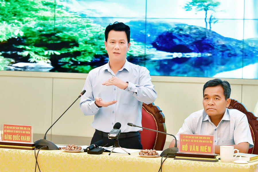 Bộ trưởng Bộ Tài nguyên và Môi trường Đặng Quốc Khánh phát biểu tại buổi làm việc. Ảnh: Đ.T