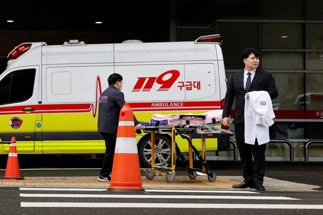 Hình ảnh trước cửa một bệnh viện ở Seoul, Hàn Quốc ngày 25-2. Ảnh: REUTERS
