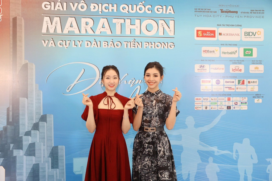 Miss Golf Vietnam 2022 Lê Thanh Tú và người đẹp Kim Trà My hội ngộ trên thảm đỏ. Miss Golf Vietnam 2022 Lê Thanh Tú và người đẹp Kim Trà My hội ngộ trên thảm đỏ.