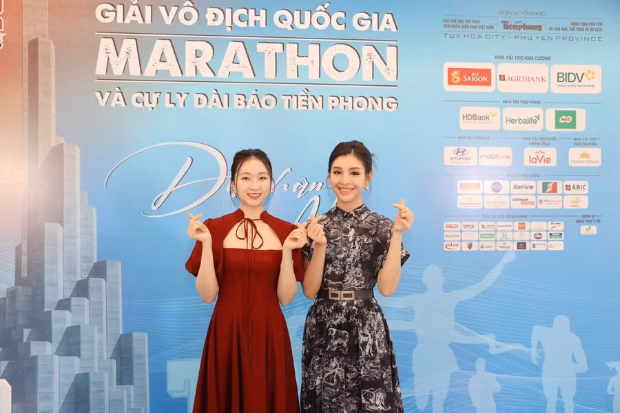 Miss Golf Vietnam 2022 Lê Thanh Tú và người đẹp Kim Trà My hội ngộ trên thảm đỏ.