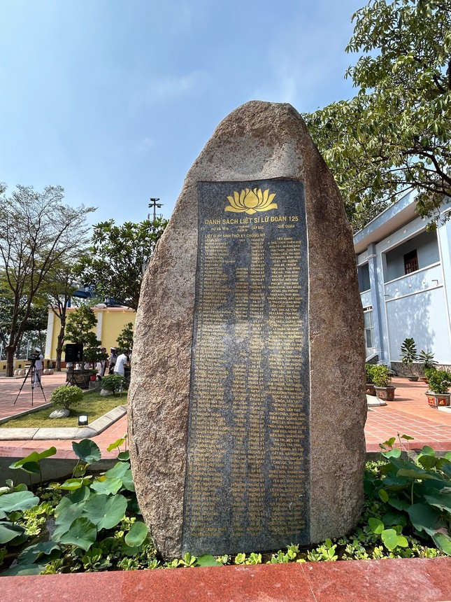 Tấm bia 2 mặt khắc đầy đủ họ tên của 131 liệt sỹ Tàu Không số. Tấm bia 2 mặt khắc đầy đủ họ tên của 131 liệt sỹ Tàu Không số.