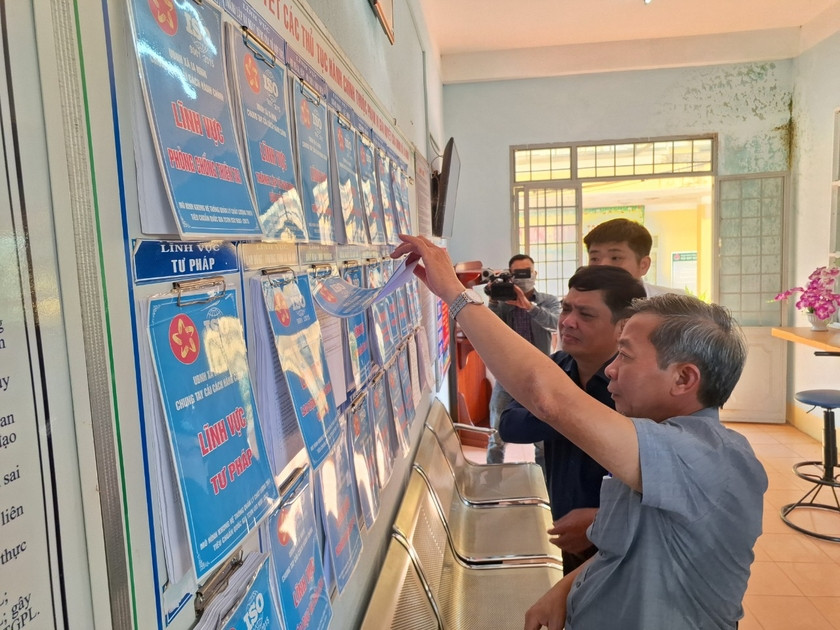 Đoàn giám sát HĐND tỉnh khảo sát thực tế công tác CCHC tại xã Ia Nhin (huyện Chư Păh). Ảnh: T.D Đoàn giám sát HĐND tỉnh khảo sát thực tế công tác CCHC tại xã Ia Nhin (huyện Chư Păh). Ảnh: T.D