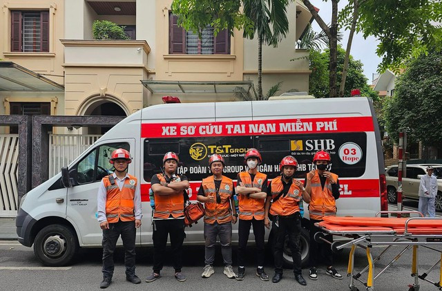 Đội FAS Angel tham gia diễn tập phòng cháy chữa cháy cùng lực lượng cứu hỏa (anh Phạm Quốc Việt đứng ngoài cùng bên trái) Đội FAS Angel tham gia diễn tập phòng cháy chữa cháy cùng lực lượng cứu hỏa (anh Phạm Quốc Việt đứng ngoài cùng bên trái)