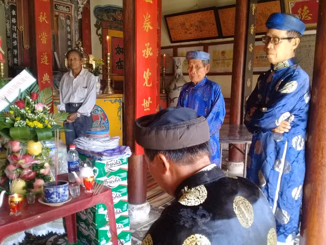 Con cháu kính cẩn dâng hương tưởng nhớ, tri ân trước bàn thờ tộc họ