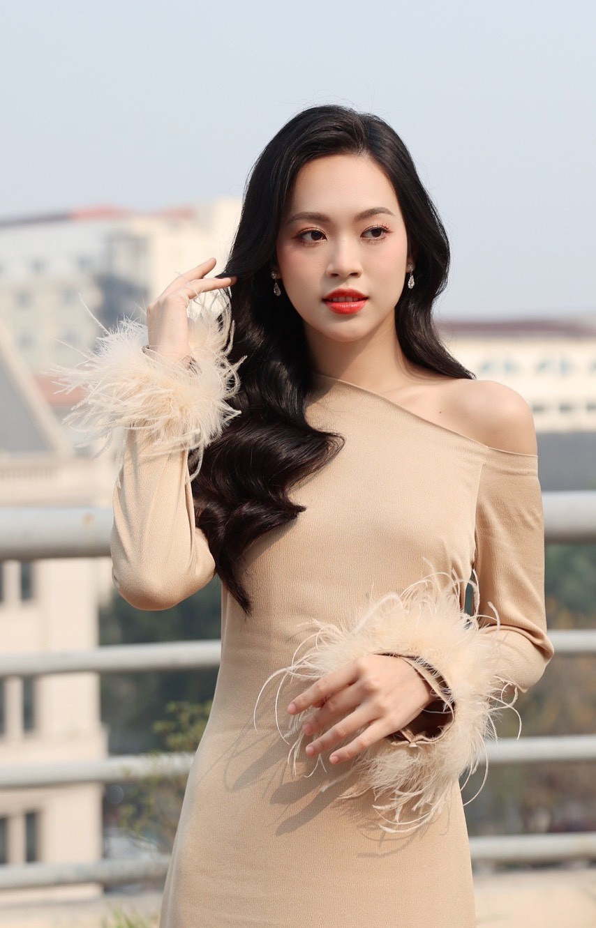 Á hậu Trịnh Thùy Linh dự sự kiện với trang phục nền nã. Cô đồng hành cùng nhiều sự kiện từ thiện, xã hội, thể thao của báo Tiền Phong. Á hậu Trịnh Thùy Linh dự sự kiện với trang phục nền nã. Cô đồng hành cùng nhiều sự kiện từ thiện, xã hội, thể thao của báo Tiền Phong.