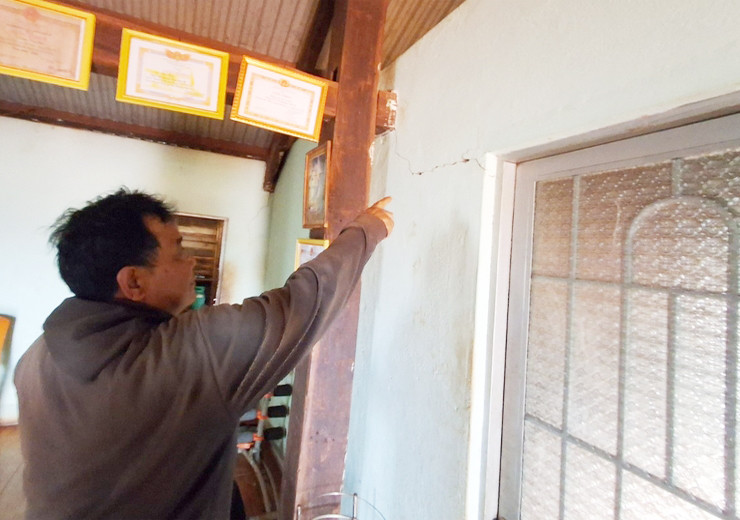 Ông Ksor Poái khẳng định chính việc nổ mìn khai thác đá đã làm nứt nhà dân. Ảnh: T.D